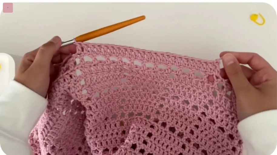 Pink crochet tote body with symmetrical strap marker positions