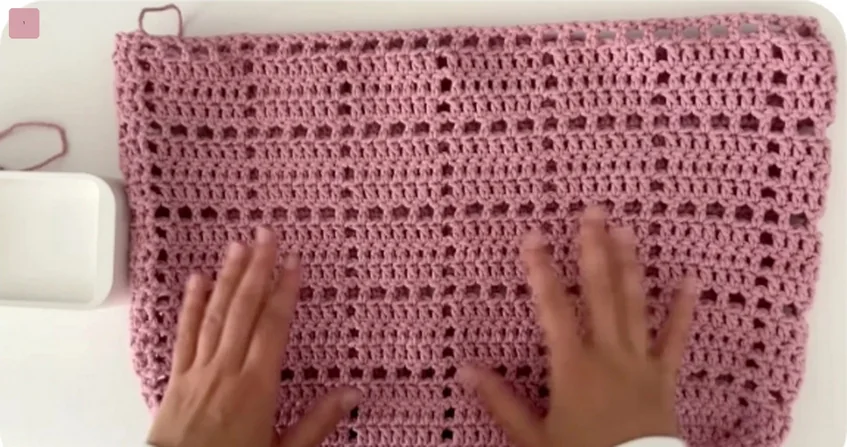 Close view of the alternating solid and mesh rows on a pink crochet tote bag